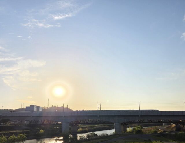 富士登山を目指して、夕日と新幹線